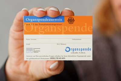 Ein Organspendeausweis wird hochgehalten