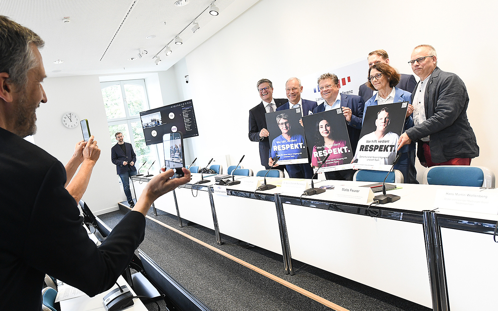 Werben gemeinsam für einen respektvollen Umgang mit den Tätigen im Gesundheitswesen: Mark Barjenbruch, Vorstandsvorsitzender der Kassenärztlichen Vereinigung Niedersachsen, Helge Engelke, Verbandsdirektor der Niedersächsischen Krankenhausgesellschaft, Dr. med. Andreas Philippi, Niedersächsischer Gesundheitsminister, Malte Feurer, Chefarzt der Zentralen Notaufnahmen der KRH-Kliniken Robert Koch Gehrden und Neustadt am Rübenberge, Dr. med. Marion Charlotte Renneberg, Präsidentin der Ärztekammer Niedersachsen und Hans Martin Wollenberg, Erster Vorsitzender des Marburger Bundes Niedersachsen und stellvertretender Präsident der Ärztekammer Niedersachen (v. l.). Foto: Nancy Heusel / ÄKN