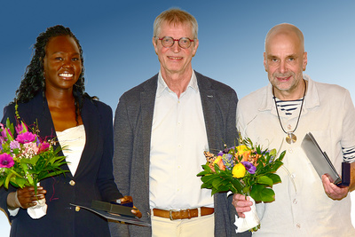 Gemeinsame Freude über die verdiente Auszeichnung: Diana Diere Ater Joseph und Dr. med. Florian Gottesleben mit Dr. med. Johannes Herzog, Vorsitzender der ÄKN-Bezirksstelle Lüneburg (Mitte).