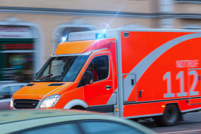 Ein Krankenwagen fährt mit Blaulicht