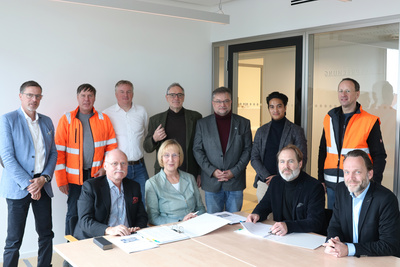 Freuen sich gemeinsam über die Übergabe des Neubaus: Frank Heinze, Geschäftsführer GP Papenburg Hochbau GmbH, Dr. med. Martina Wenker, Präsidentin Ärztekammer Niedersachsen, Prof. Dr. med. Nils R. Frühauf, MBA, Hauptgeschäftsführer Ärztekammer Niedersachsen, Ralf Noordmann, Geschäftsführer Ärztekammer Niedersachsen (untere Reihe v. l.) sowie weitere Mitarbeitende der Ärztekammer Niedersachsen und der baubeteiligten Firmen (obere Reihe).