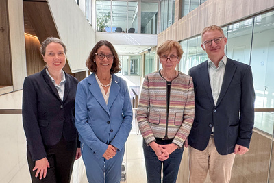 Dr. med. Vega Gödecke, Professorin Dr. med. Karin Weissenborn, Dr. med. Marion Charlotte Renneberg und Professor Dr. med. Georg Schomerus in der Ärztekammer Niedersachsen (v. l.).