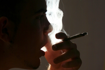 Eine Person raucht einen Joint