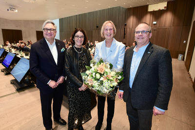 Dr. med. Thomas Buck, stellvertretener Präsident, Dr. med. Marion Charlotte Renneberg, Präsidentin, Dr. med. Martina Wenker, Ehrenpräsidentin, und Hans Martin Wollenberg, stellvertretender Präsident 
