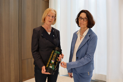 Wenker und Renneberg halten Gaskartuschen