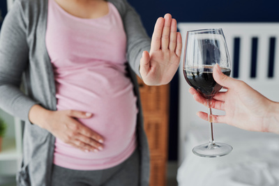 Alkoholkonsum während der Schwangerschaft kann lebenslange Schäden verursachen. gpointstudio_AdobeStock_350535514